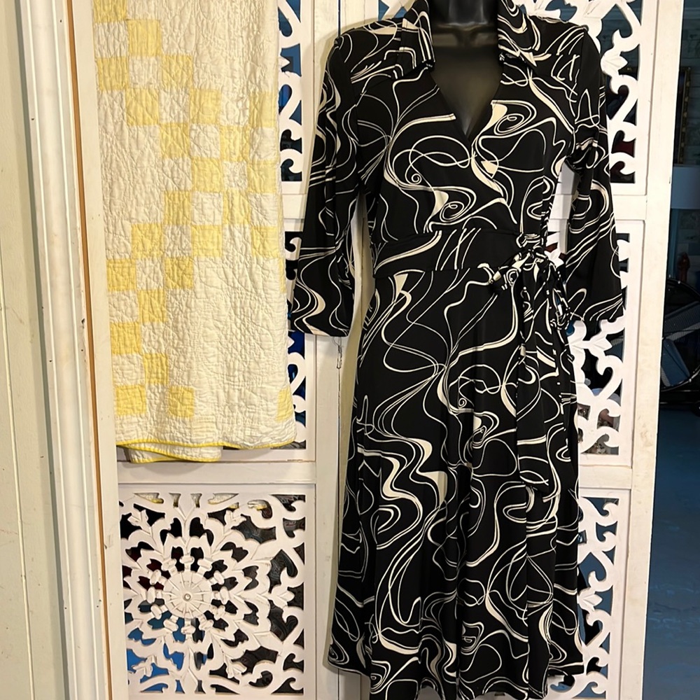 Alyn Paige New York- classic mid length dress. Size Small